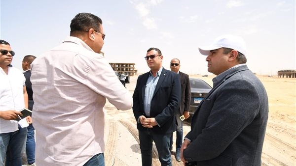 وزير الإسكان يشدد على الإسراع بمعدلات تنفيذ الطرق والمرافق برأس الحكمة