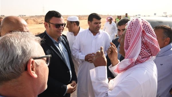 وزير الإسكان لأهالي غرب الضبعة بالساحل الشمالي: "موجودون للاطمئنان على توفير كافة الخدمات"
