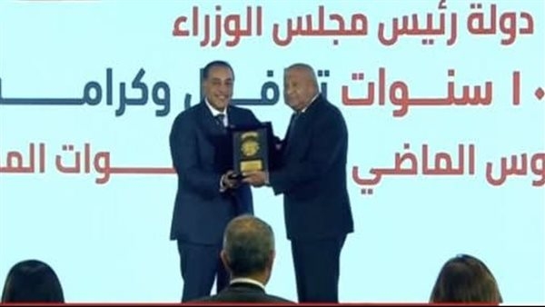 ظهور صادم لـ علي مصيلحي بسبب المرض، رئيس الوزراء يكرم وزير التموين السابق (صور)