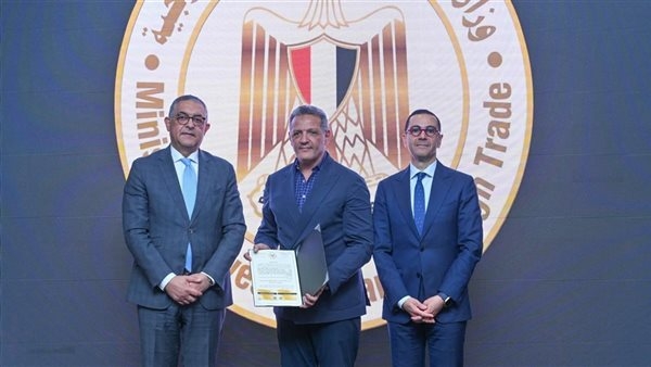 وزير الاستثمار يسلم 6 رخص ذهبية جديدة لعدد من المشروعات