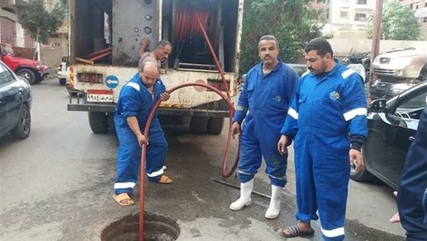 مياه القناة تشن حملة لتنفيذ أعمال تطهير وصيانة بيارات المحطات وشبكات الصرف (صور)