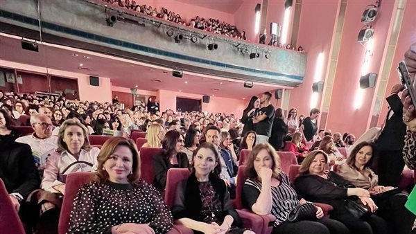 النجوم يدعمون كارول سماحة في افتتاح مسرحية "كلو مسموح" وهذا ما قالته إلهام شاهين (صور)
