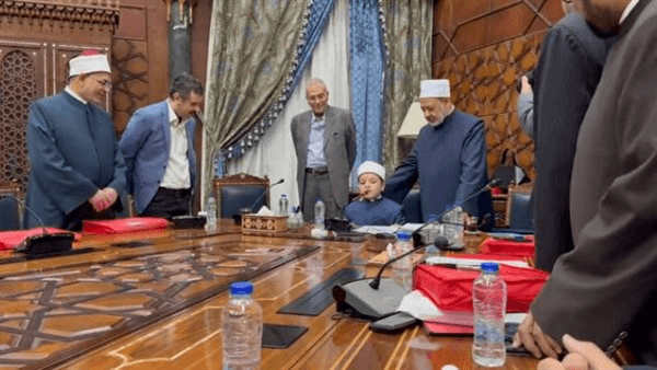 "أجلسه مكانه"، طفل يبدع في حفظ المتون في حضور شيخ الأزهر (فيديو)