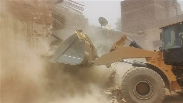 إزالة منزل آيل للسقوط في قنا