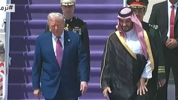 شاهد، مقاتلة عسكرية سعودية ترافق طائرة ترامب قبل وصولها الرياض