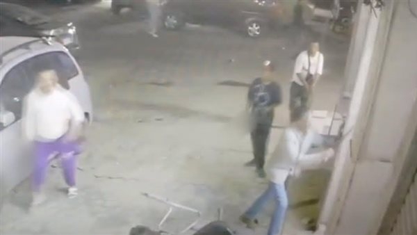 كاميرات المراقبة تكشف لحظة اقتحام معرض سيارات والاعتداء على صاحبه ببين السرايات