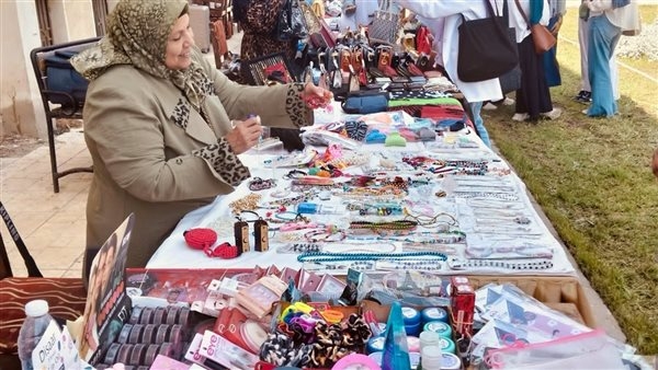 سيدات القومي للمرأة بالإسماعيلية يصنعن مشغولات يدوية صديقة للبيئة (فيديو)