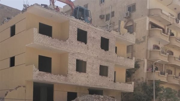 بينها عقار من 8 طوابق، إزالة مخالفات البناء بـ10 منازل بالمقطم