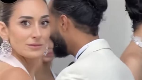رغم نفي العلاقة، أمينة خليل تثير الجدل في مهرجان كان برفقة المصور أحمد زعتر