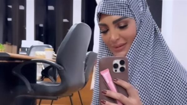 سالي عبد السلام ترد على انتقادات أدائها الصلاة بالـ "ميك أب" وطلاء الأظافر
