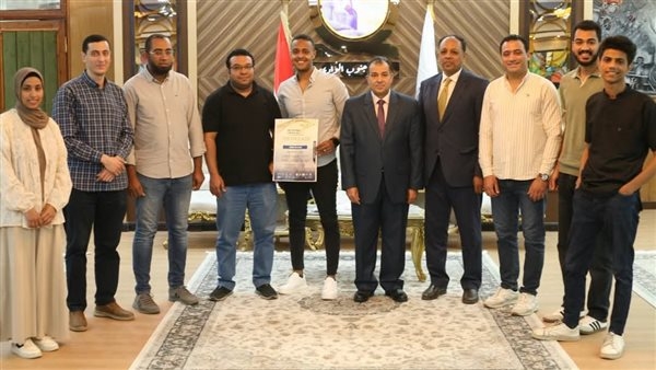 رئيس جامعة جنوب الوادي يكرم الفائزين بالمركز الثاني في مسابقة أوائل الطلاب بقصر العيني