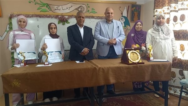 مدير تعليم قنا يشهد تكريم طالبتي مدرسة محمود بكري الإعدادية الفائزتين بمسابقة مناهضة التدخين (صور)