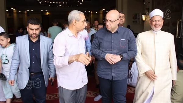 أهالي بني سويف يعرضون مشاكلهم على المحافظ عقب صلاة الجمعة بمسجد الرضا