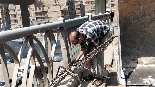 محافظ الجيزة يتابع أعمال إصلاح وصيانة الأسوار الحديدية بكوبري أرض اللواء