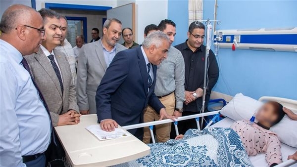 رئيس جامعة طنطا يزور طالبات علوم الرياضة المصابات للاطمئنان على حالتهن