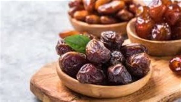 تفسير حلم أكل العجوة في المنام وعلاقته بالتخلص من الهموم والمشاكل