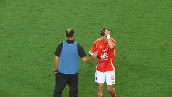 الحزن يسيطر على إمام عاشور خلال تبديله أمام البنك (صور)
