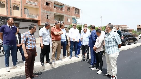 محافظ الشرقية يُتابع أعمال الرصف بعدد من المدن