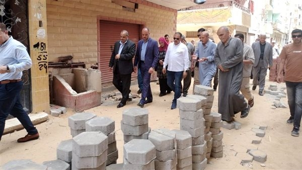 محافظ الشرقية يتفقد أعمال تركيب بلاط الإنترلوك بمدينة ديرب نجم