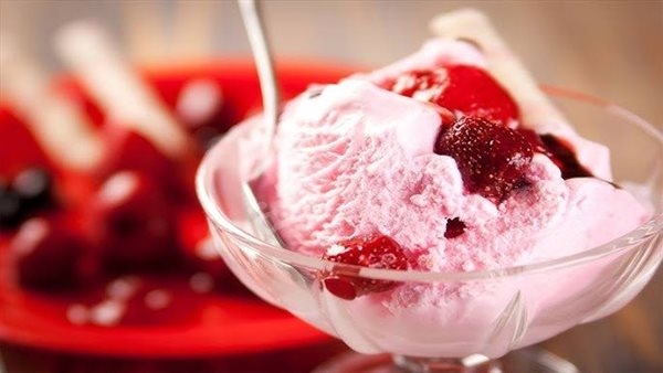 طريقة عمل الآيس كريم بالفراولة فى البيت بمكونات بسيطة