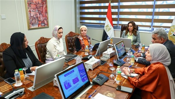 وزيرة التنمية المحلية تبحث مع وفد "حياة كريمة" سبل دعم الحرف اليدوية