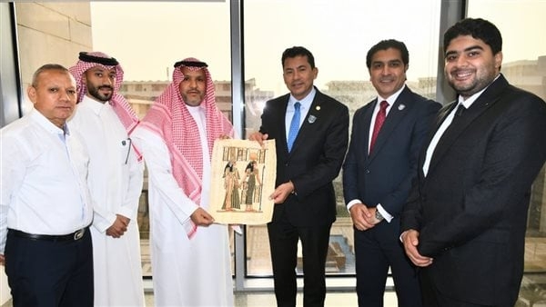 وزير الرياضة يلتقي رئيس الاتحاد الدولي للميني فوتبول