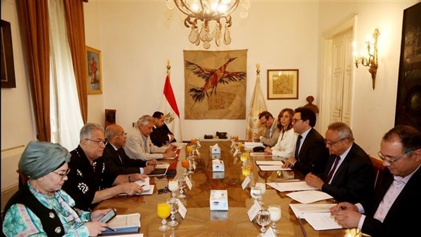 وزير الثقافة يجتمع بلجنة اختيار الرئيس الجديد لأكاديمية الفنون