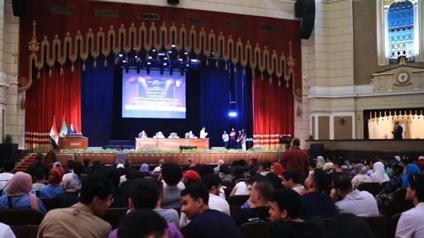 رئيس جامعة القاهرة يكرم الفائزين في مهرجان المسرح للعروض الطويلة و"إبداع 13"