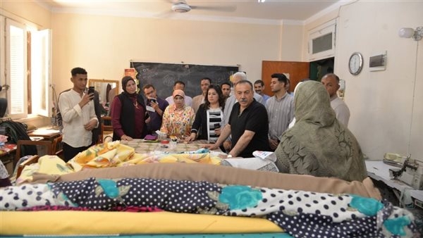 محافظ أسيوط يتفقد معرض منتجات يدوية للسيدات (صور)
