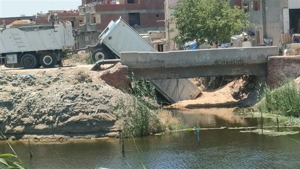 نجاة سائق سيارة نقل ثقيل في انهيار كوبري بالبحيرة (صور )