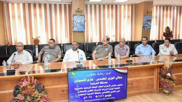محافظ الشرقية يُسلم ملابس الإحرام لأعضاء البعثة الطبية بنطاق المحافظة