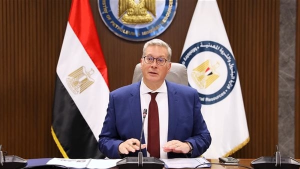 وزير البترول يصدر حركة تنقلات لمديري الشؤون المالية والعقود ببعض شركات القطاع