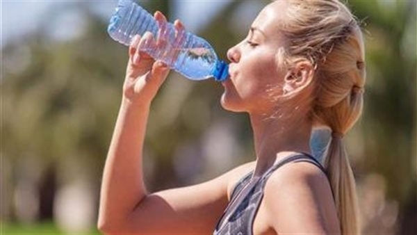 أعراض تمنعك من شرب الماء البارد في الصيف.. تنبه لها