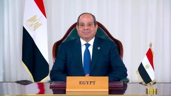 السيسي يجتمع مع رئيس الحكومة ومحافظ البنك المركزي