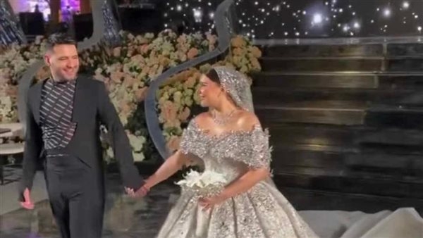 ببدلة غريبة، أول صور من حفل زفاف المطرب الشعبي مسلم