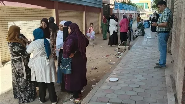 تجمع أولياء الأمور أمام لجان امتحانات الصف الثاني الثانوي بالإسكندرية (صور)