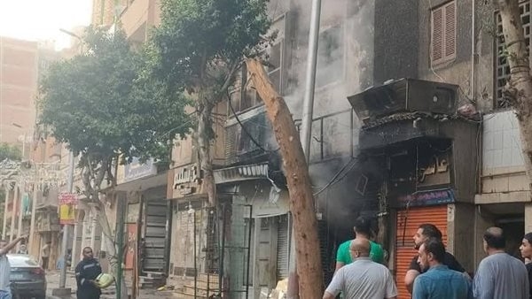 إخلاء عقار من السكان بعد حريق محل في الزيتون (صور)