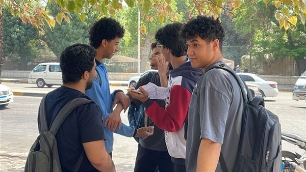 طلاب ثانية ثانوي بالجيزة: امتحان اللغة العربية سهل والتابلت أفضل (فيديو)
