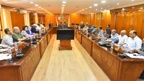 محافظ أسيوط يترأس اجتماعا تنسيقيا لتفعيل مبادرة "معًا بالوعي نحميها" للتدريب والتشغيل