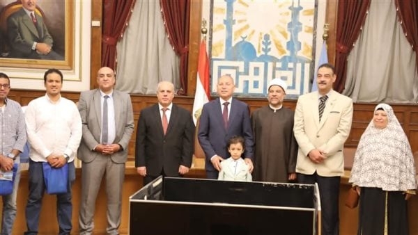 محافظ القاهرة يسلم التأشيرات لأول أفواج حجاج الجمعيات الأهلية