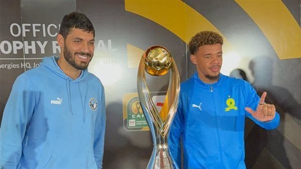 جبر وحارس صن داونز يلتقطان صورة تذكارية مع الكأس الجديدة لدوري الأبطال