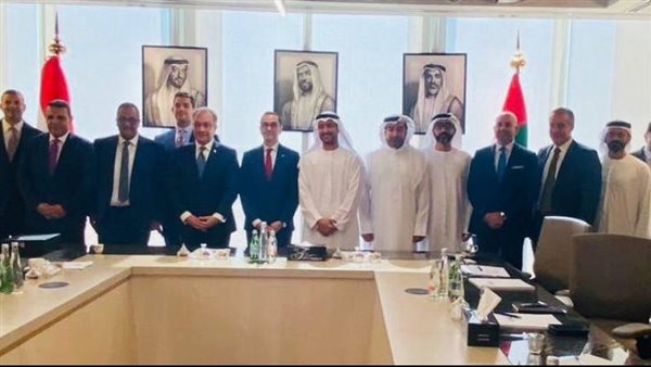 وزير الاستثمار يلتقي رئيس مجموعة أبوظبي للطيران لاستعراض مجالات التعاون المشترك