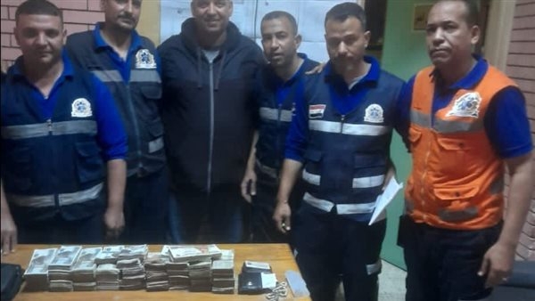 طاقم من الإسعاف ينقذ مصابين ويسلم ربع مليون جنيه من أموالهم بالإسماعيلية