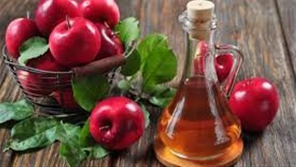 يخفض الكوليسترول ويقوي المناعة، فوائد وأضرار خل التفاح الخام