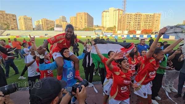 جمهور الاهلي يهتف لـ الخطيب وشادي محمد بعد فوز سيدات الفريق بكأس مصر (فيديو وصور)