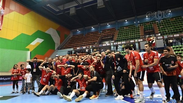 على طريقته، لاعبو الأهلي لليد يحتفلون مع مؤمن زكريا بالفوز على الزمالك (صور)