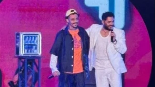 تامر حسني يغني مع كزبرة أغنية جديدة ويفاجئه برسالة دعم: عارف إن ليك أعداء (فيديو)