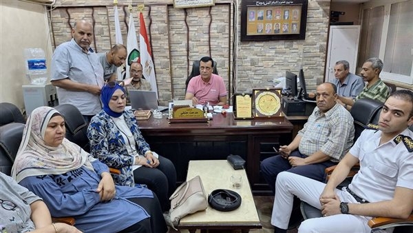مدير تعليم سوهاج يتابع انتظام امتحانات العملي للدبلومات الفنية من غرفة العمليات المركزية