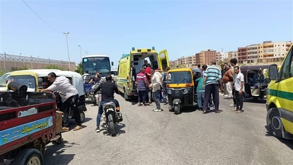 بالأسماء، إصابة 3 طلاب وسائق في تصادم توك توك بسرفيس في جمصة (صور)