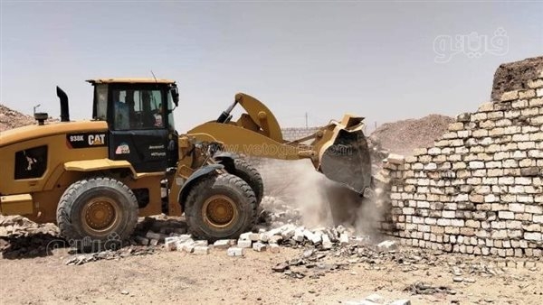 محافظ أسوان يتابع جهود إزالة التعديات على أراضي الدولة ضمن الموجة الـ26 (صور)